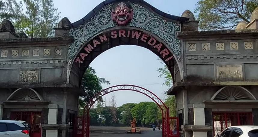 Sewa Mobil Dari Surabaya Ke Taman Sriwedari Solo