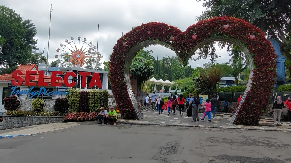 Sewa Hiace Surabaya Ke Pemandian Selecta Batu